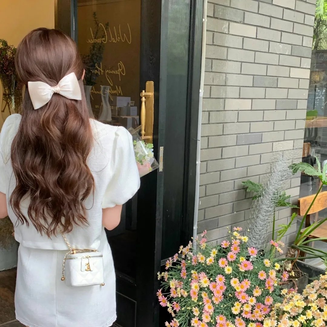 报告周先生夫人带娃回来了